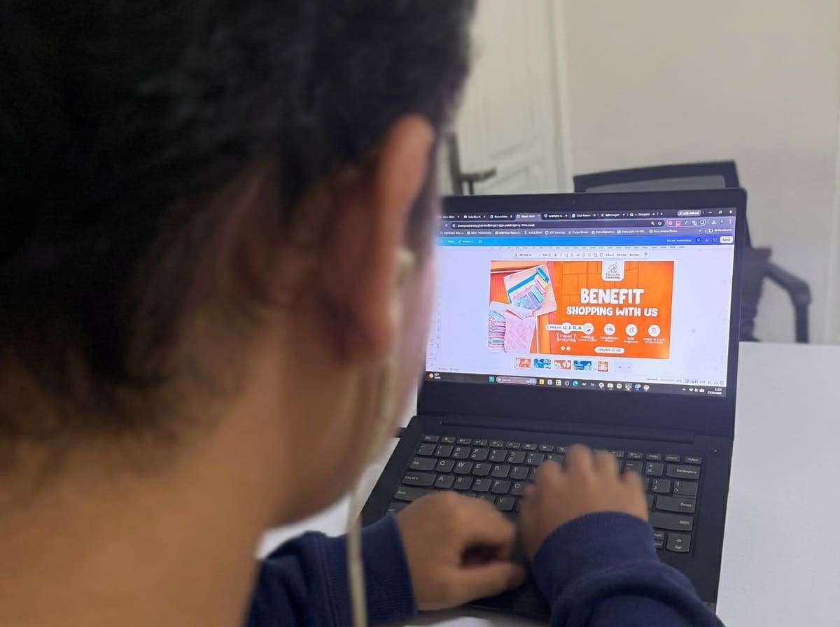 Tim Digifolium sedang mengerjakan desain katalog produk
