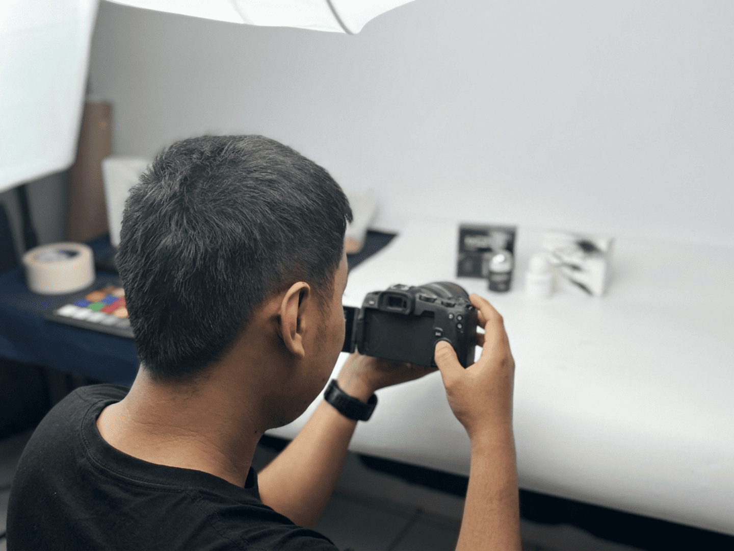 Proses pengerjaan foto dan video produk di studio Digifolium