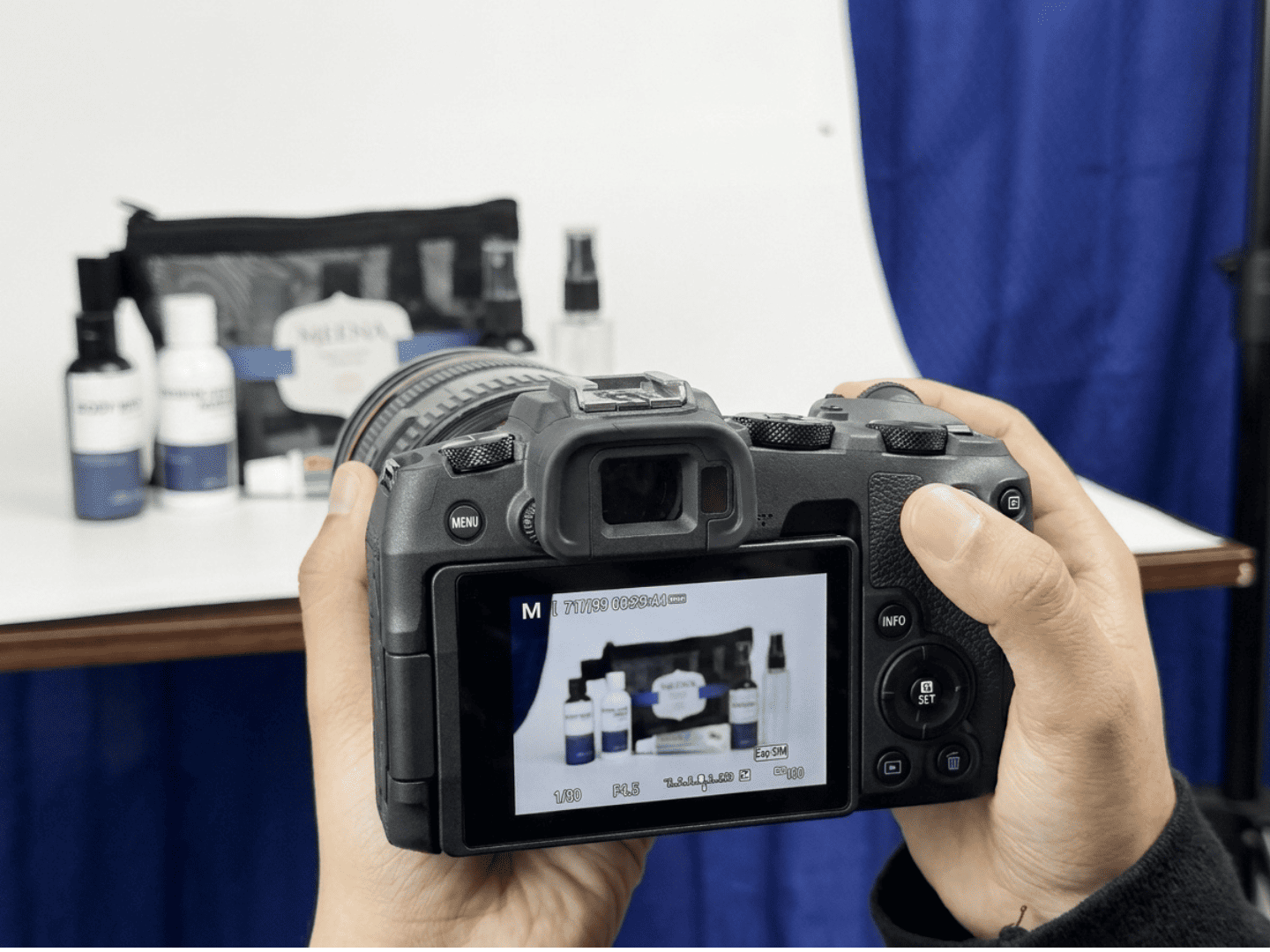 Tim Digifolium sedang memotret produk di studio